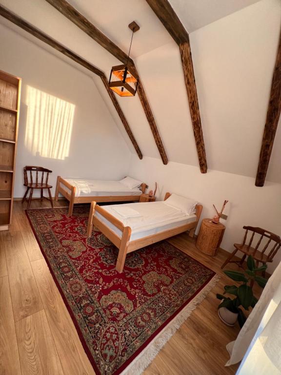 a bedroom with a bed and a rug in a room at Famíves vendégház in Racu