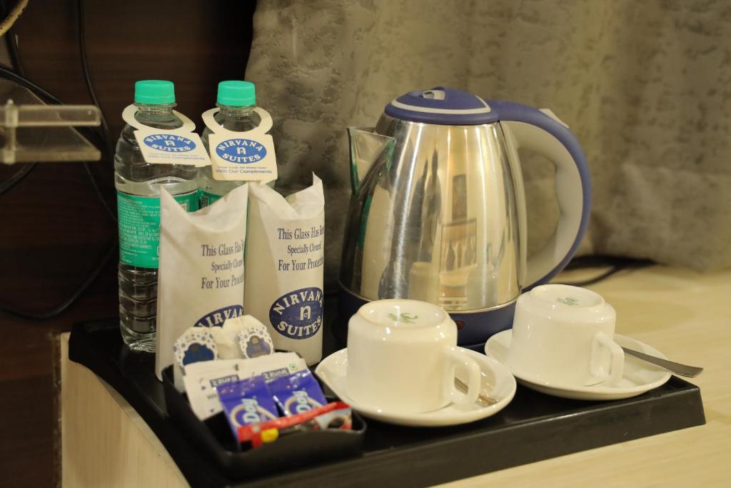 Příslušenství pro přípravu čaje a kávy v ubytování Hotel Nirvana Suites
