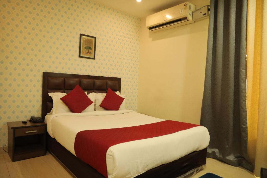 Postel nebo postele na pokoji v ubytování Hotel Nirvana Suites