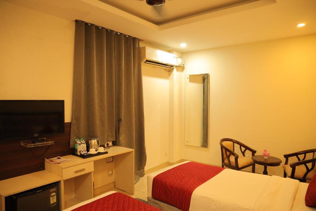 TV a/nebo společenská místnost v ubytování Hotel Nirvana Suites