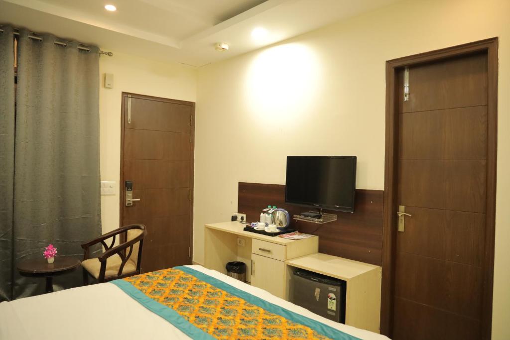 TV a/nebo společenská místnost v ubytování Hotel Nirvana Suites