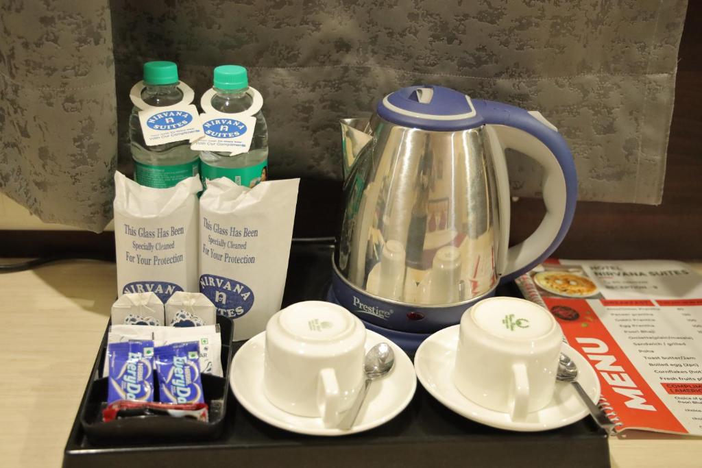 Příslušenství pro přípravu čaje a kávy v ubytování Hotel Nirvana Suites