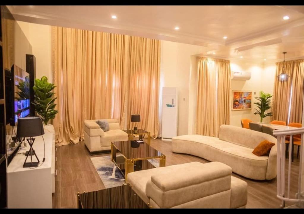 TV a/nebo společenská místnost v ubytování West End Mansion