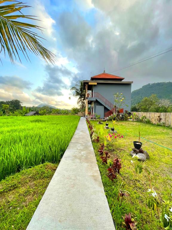 a path leading to a house in a rice field at Tirta Unda Sidemen in Sidemen