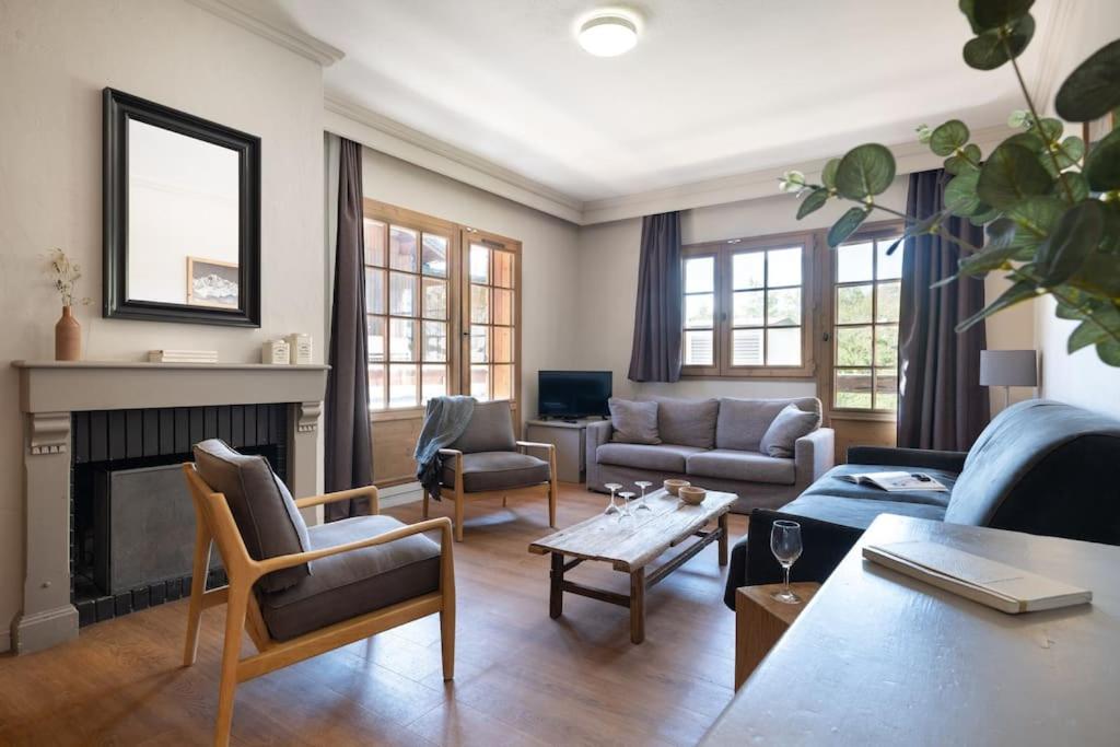 un salon rempli de meubles et d'une cheminée dans l'établissement Appartement 8 personnes dans chalet privé au pied des pistes, à Val Thorens