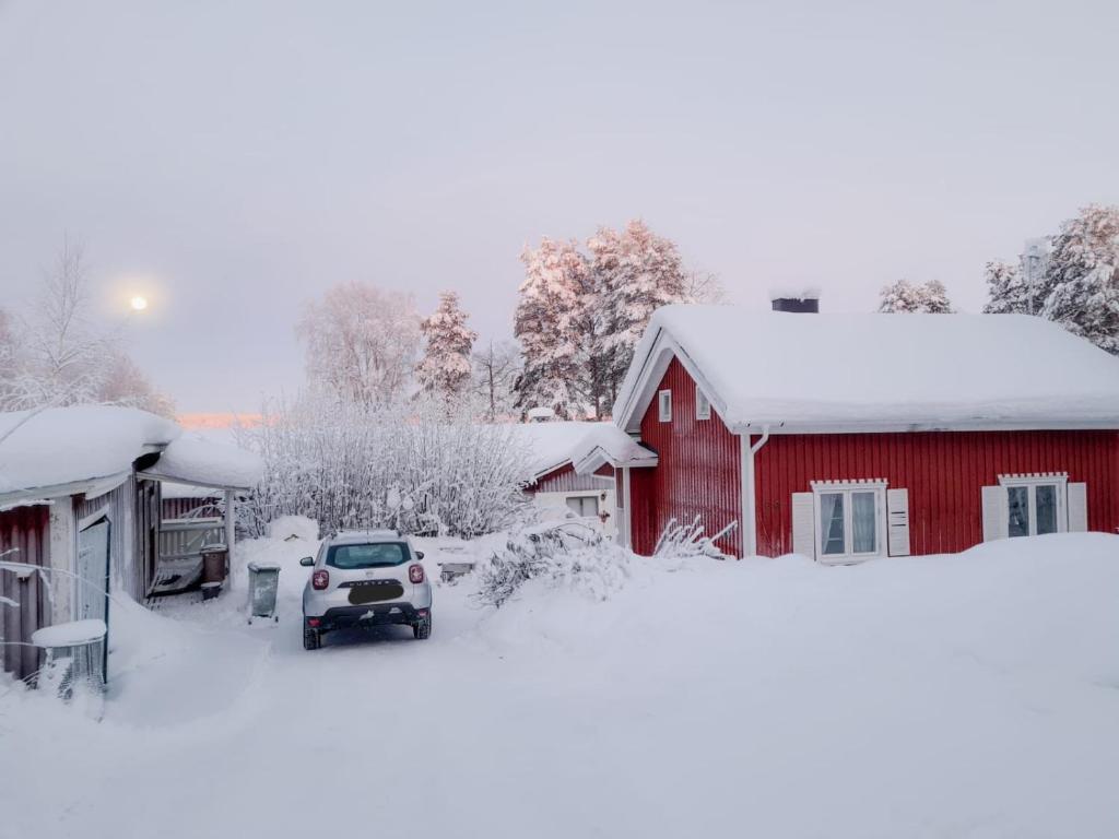 Arctic Circle Cabin v zimě