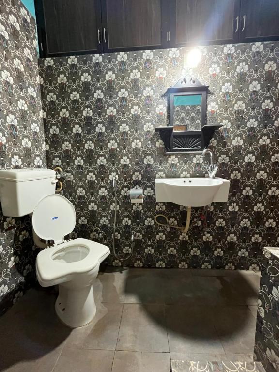 Koupelna v ubytování Sharad Baug homestay