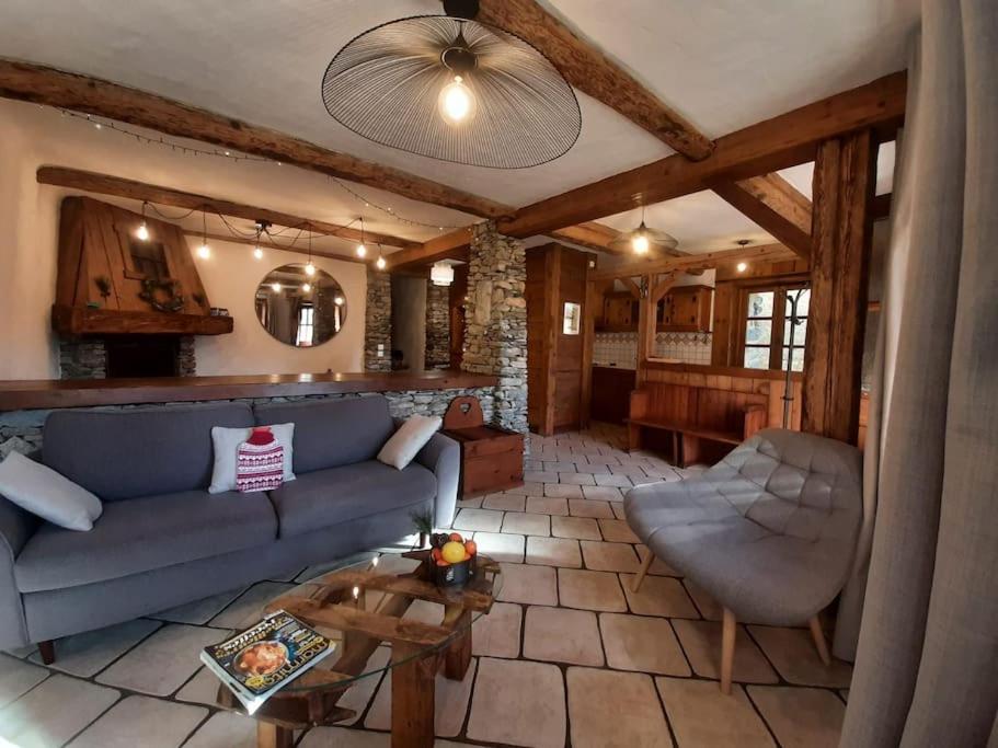 un salon avec un canapé et une table dans l'établissement Appartement dans ferme 7 personnes, à Bourg-Saint-Maurice