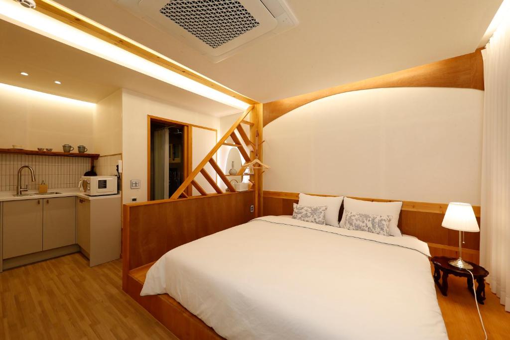 Ein Bett oder Betten in einem Zimmer der Unterkunft Hanok stay Mokhyang