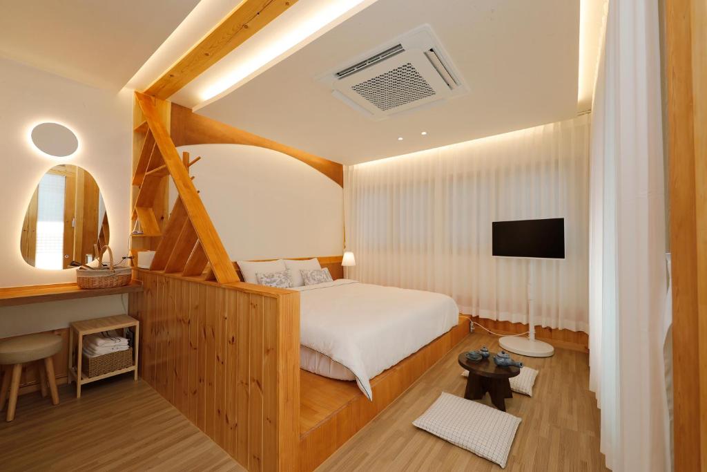 TV&#47;Unterhaltungsangebot in der Unterkunft Hanok stay Mokhyang