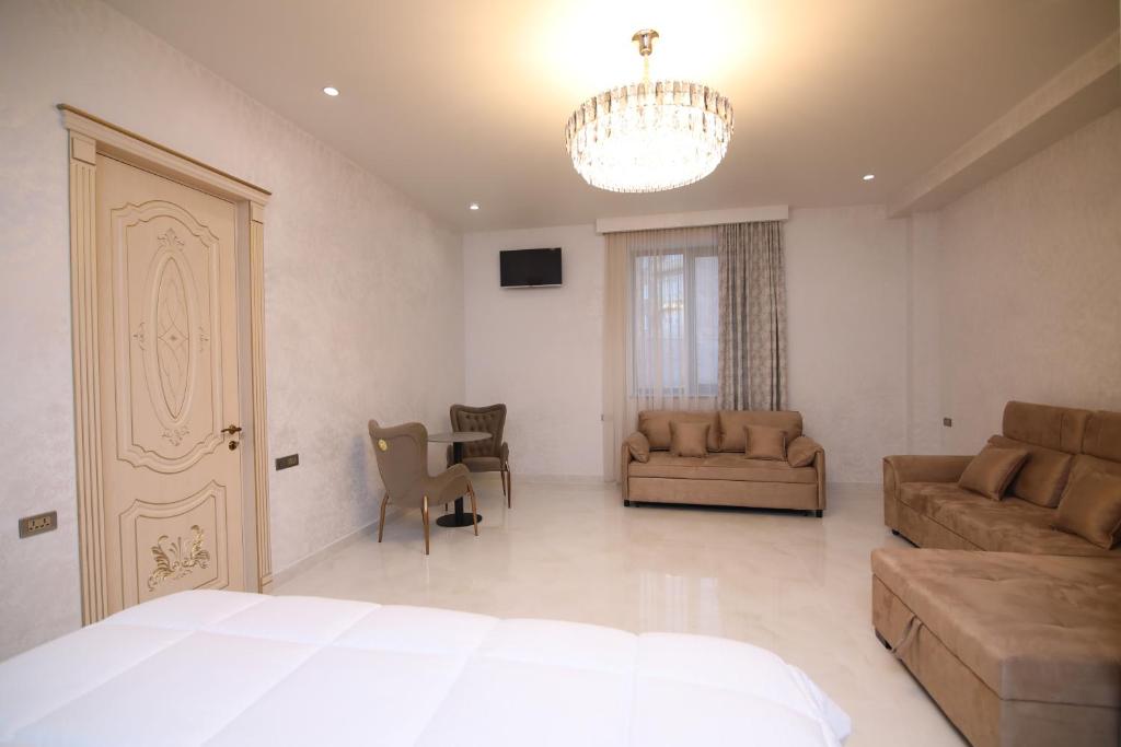 Postel nebo postele na pokoji v ubytování Louvre Luxury Collection Hotel