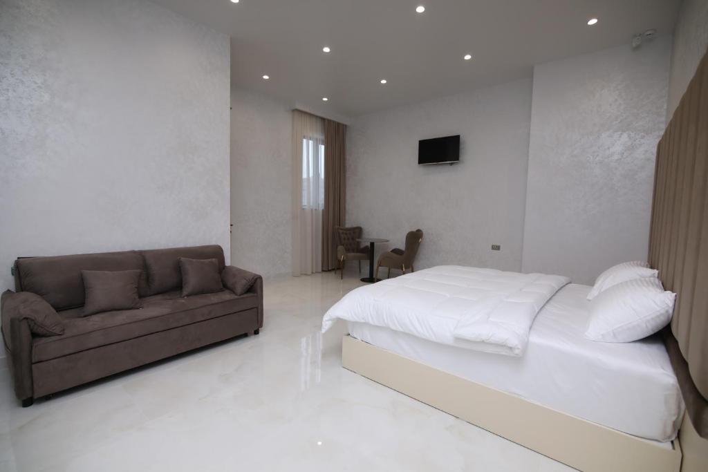 Postel nebo postele na pokoji v ubytování Louvre Luxury Collection Hotel