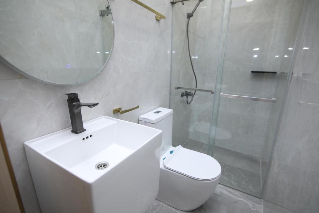 Koupelna v ubytování Louvre Luxury Collection Hotel