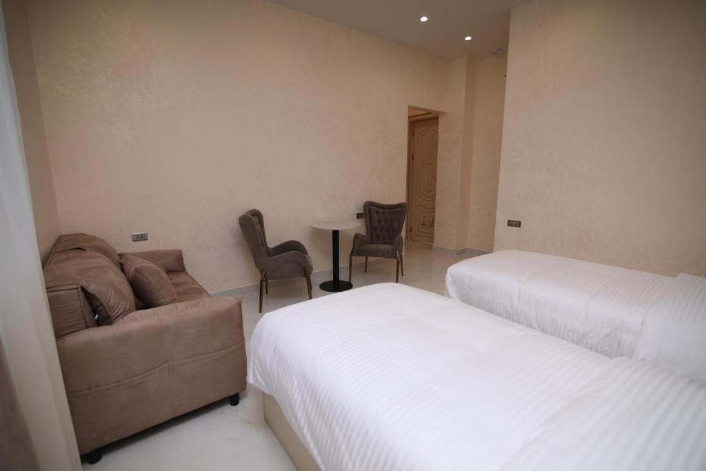Postel nebo postele na pokoji v ubytování Louvre Luxury Collection Hotel
