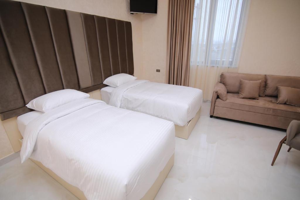 Postel nebo postele na pokoji v ubytování Louvre Luxury Collection Hotel