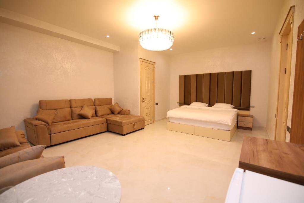 Postel nebo postele na pokoji v ubytování Louvre Luxury Collection Hotel
