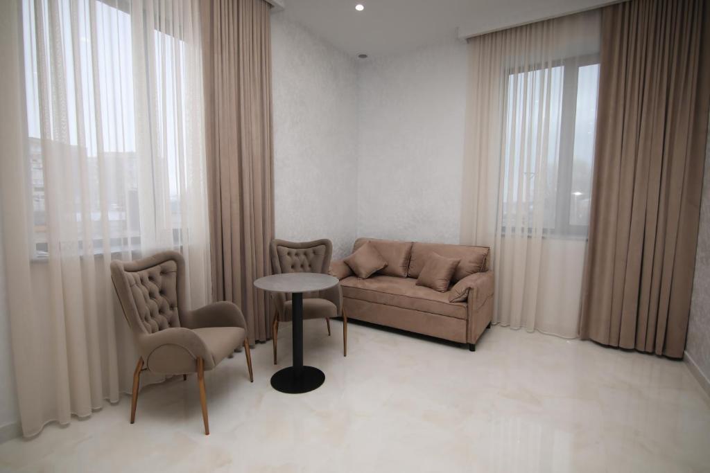 Posezení v ubytování Louvre Luxury Collection Hotel