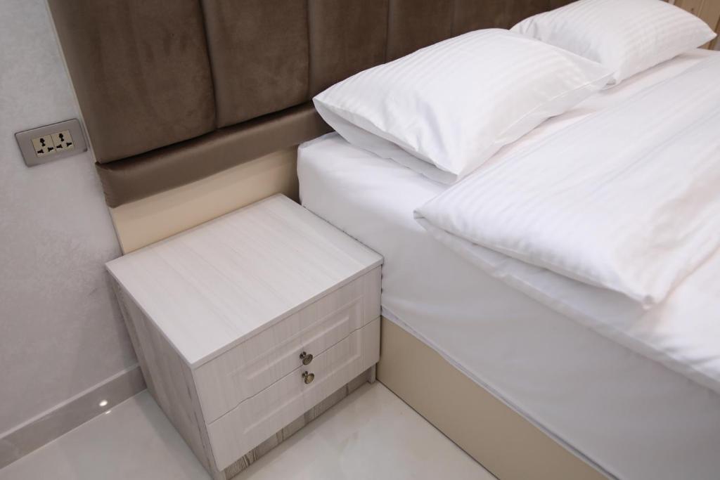 Postel nebo postele na pokoji v ubytování Louvre Luxury Collection Hotel