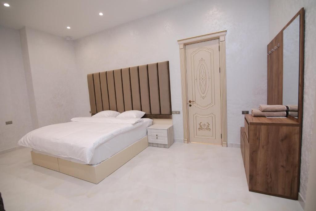 Postel nebo postele na pokoji v ubytování Louvre Luxury Collection Hotel