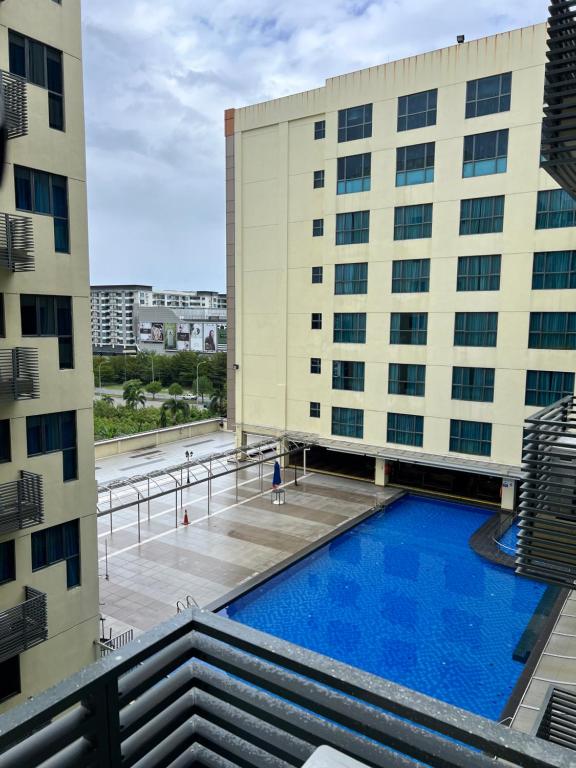 Bazén v ubytování Faina Homestay SCSP Ming Garden Resident Kota Kinabalu nebo v jeho okolí