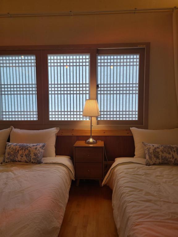 Ein Bett oder Betten in einem Zimmer der Unterkunft Hanok stay Mokhyang