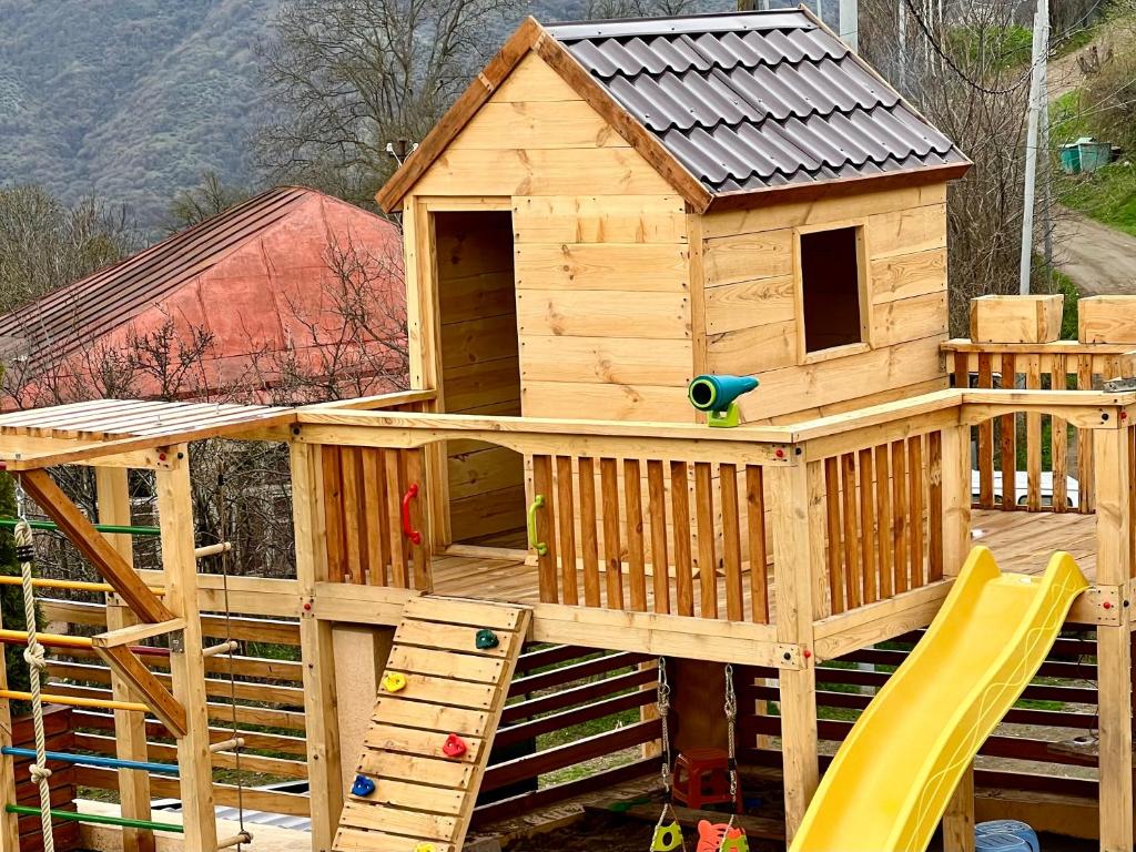 Nespecifikovaný výhled na hory nebo výhled na hory při pohledu z hotelu