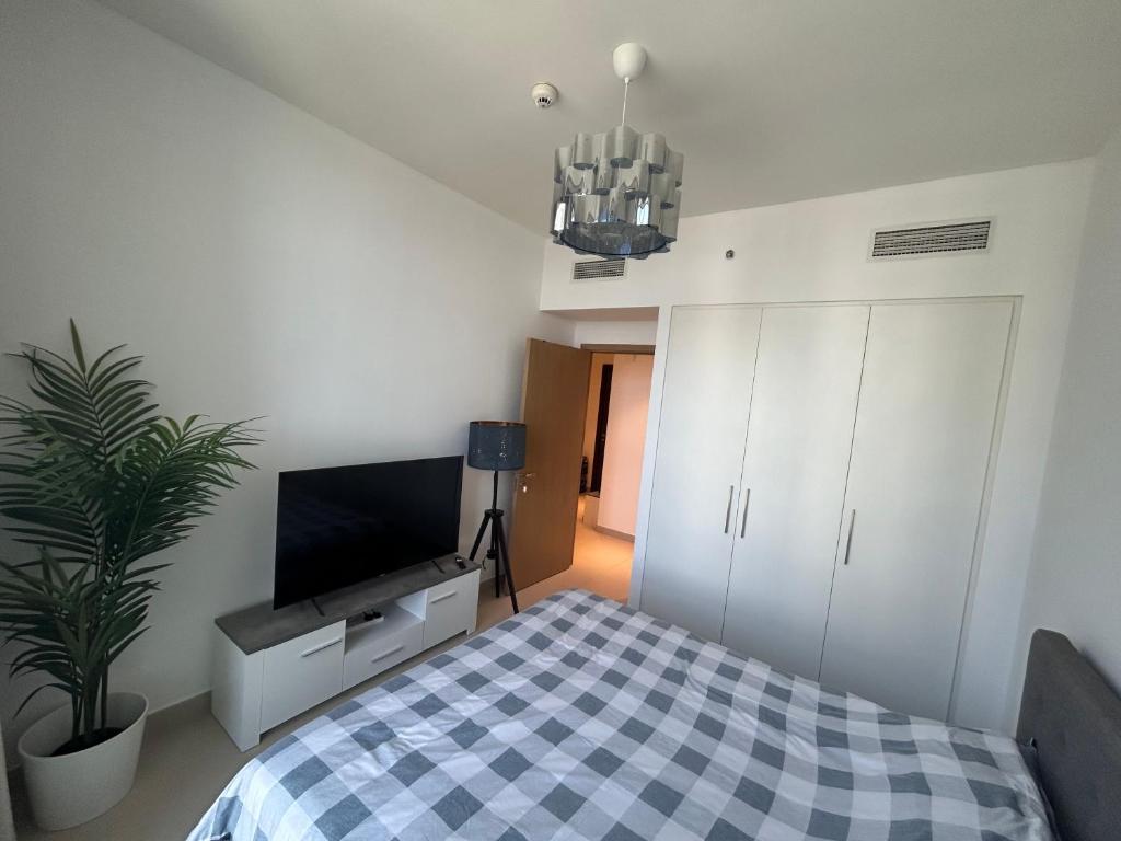 TV a/nebo společenská místnost v ubytování Shared Apartment In Dubai Hills