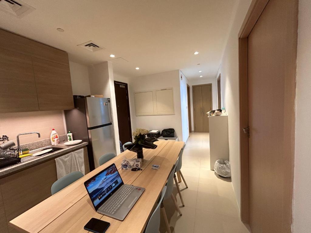 Kuchyň nebo kuchyňský kout v ubytování Shared Apartment In Dubai Hills