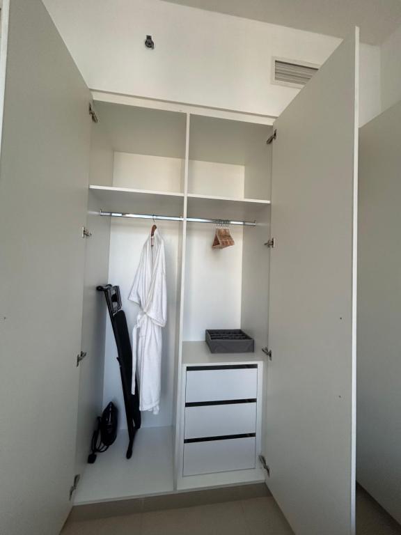 Postel nebo postele na pokoji v ubytování Shared Apartment In Dubai Hills