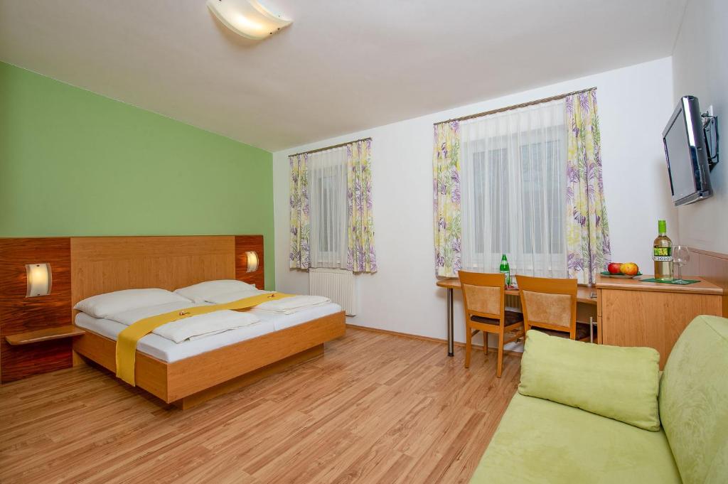 Postel nebo postele na pokoji v ubytování Winzerhof Gästehaus Steinbatz