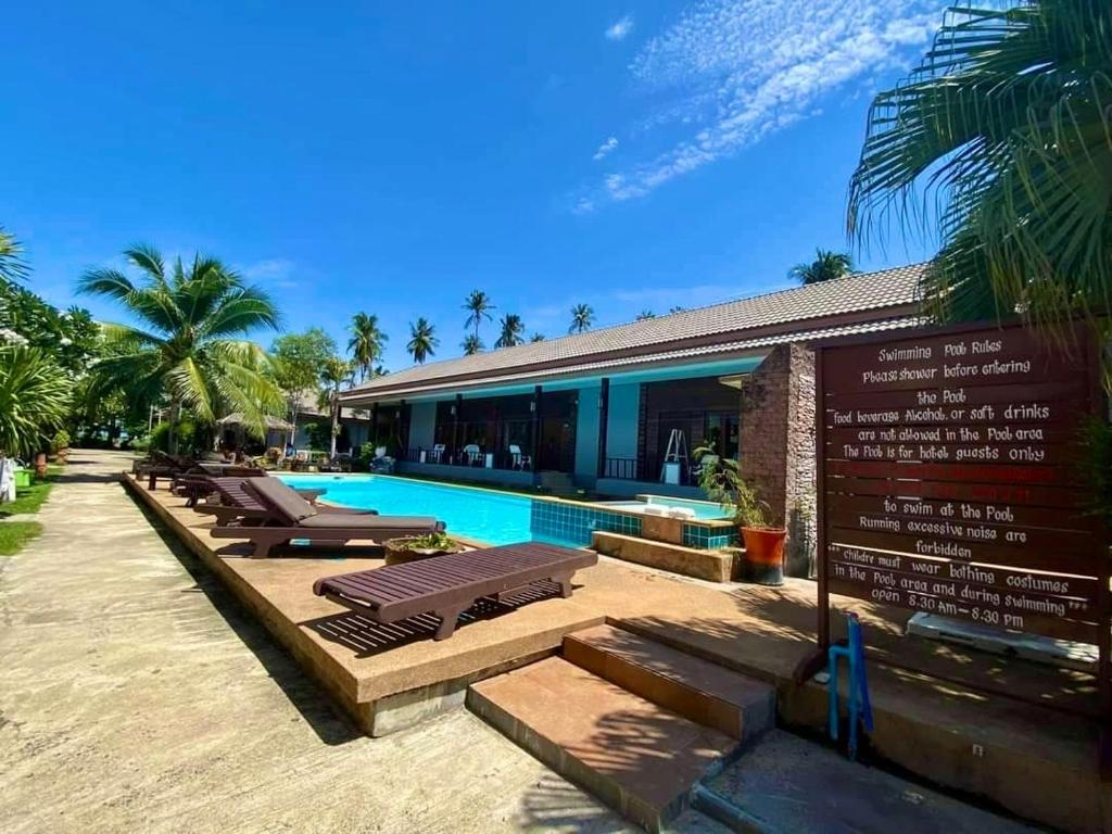 Bazén v ubytování Khum Laanta Resort - SHA Extra Plus nebo v jeho okolí