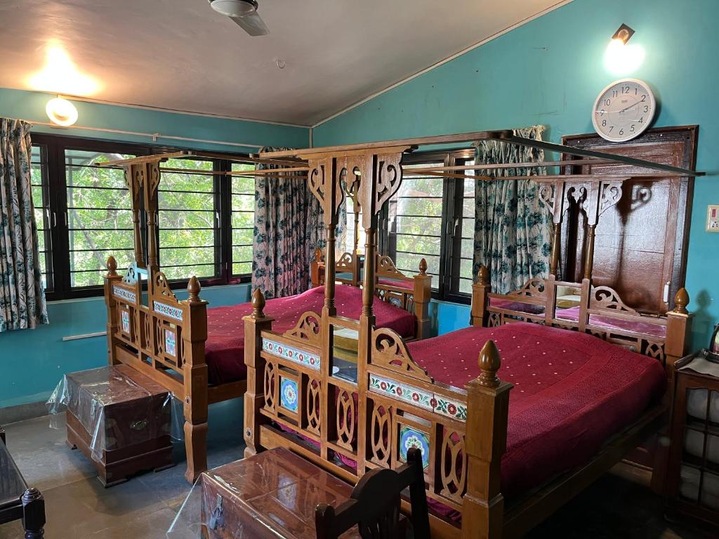 Postel nebo postele na pokoji v ubytování Sharad Baug homestay