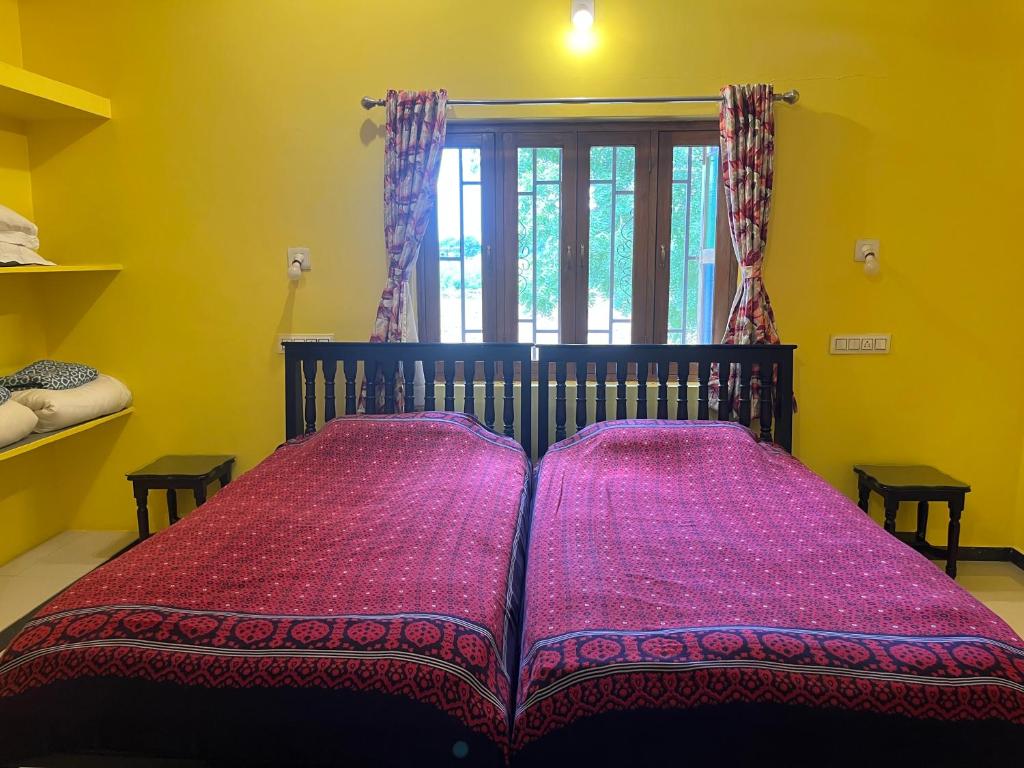 Postel nebo postele na pokoji v ubytování Sharad Baug homestay