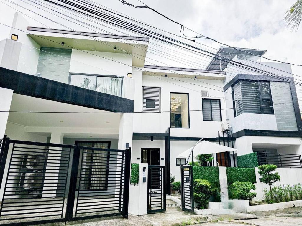 マニラにあるChez les Duques, BF Homes, Paranaqueの白い家