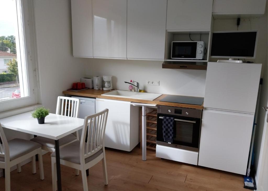 Η κουζίνα ή μικρή κουζίνα στο "Le coucher de soleil" appartement jusqu'à 4 personnes