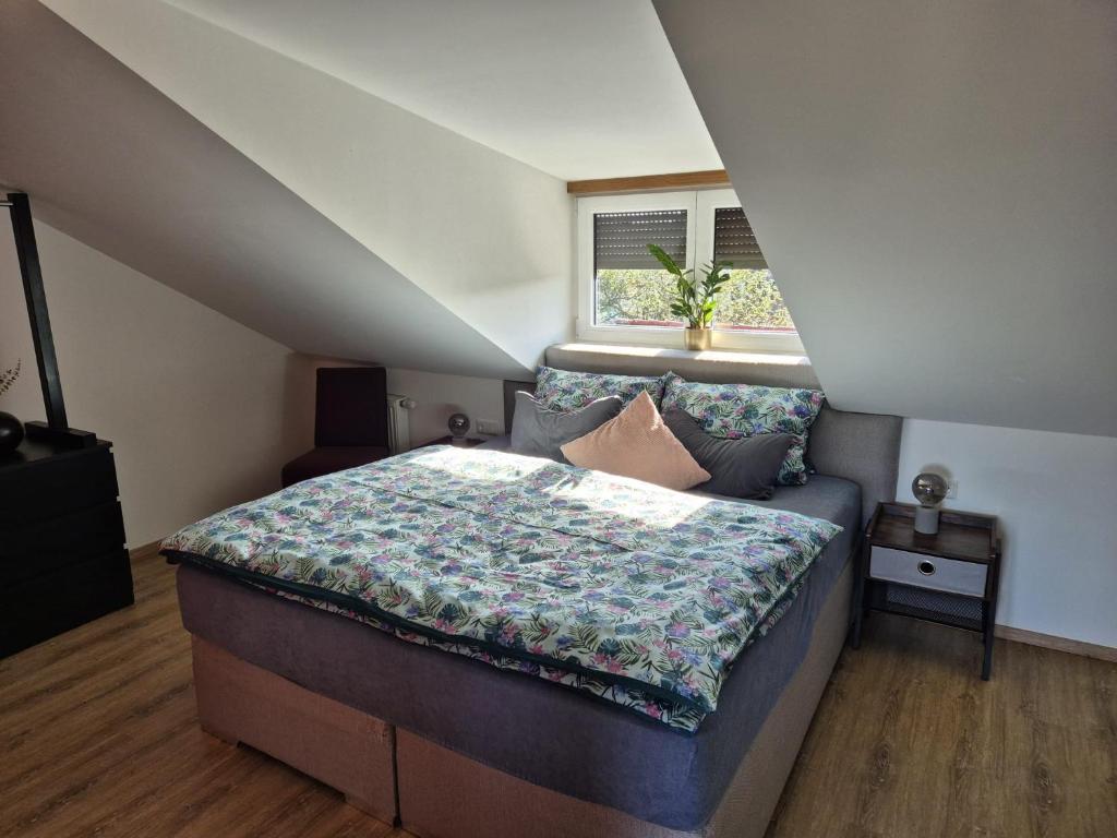 een slaapkamer met een bed en een raam bij Ferienwohnung Mariposa in Böbing