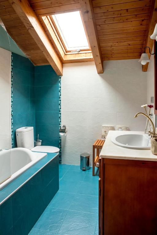 A bathroom at Apartamentos Rurales Posada de las Hoces