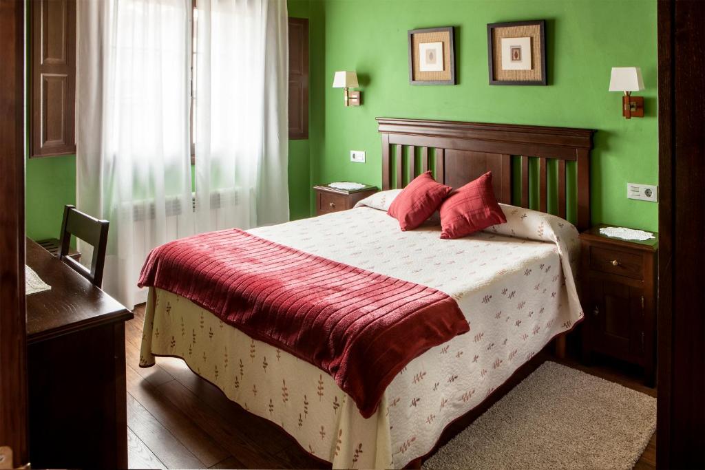 A bed or beds in a room at Apartamentos Rurales Posada de las Hoces