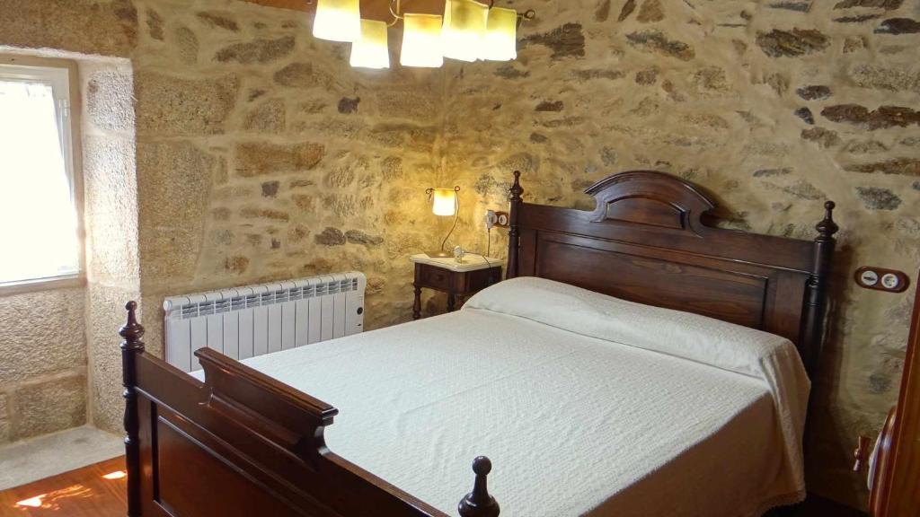 Postel nebo postele na pokoji v ubytování Casa Rural en Lira para 9 personas