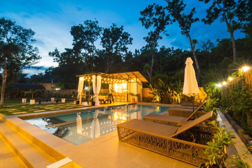 una piscina con tavolo e ombrellone di Casa Arturo a Città di Puerto Princesa