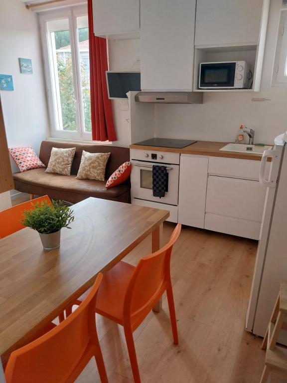 une cuisine et un salon avec une table et des chaises dans l'établissement 