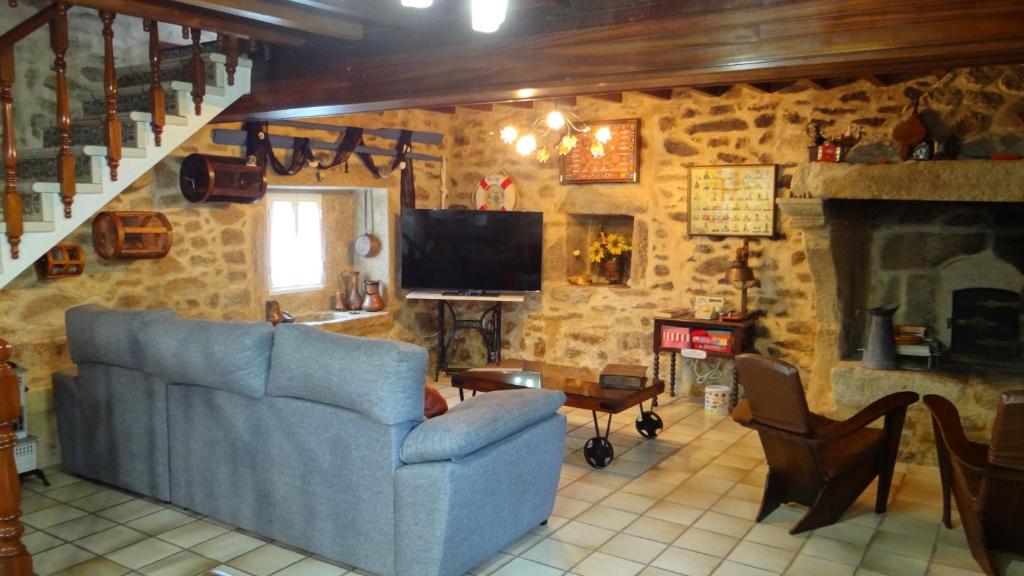 TV a/nebo společenská místnost v ubytování Casa Rural en Lira para 9 personas