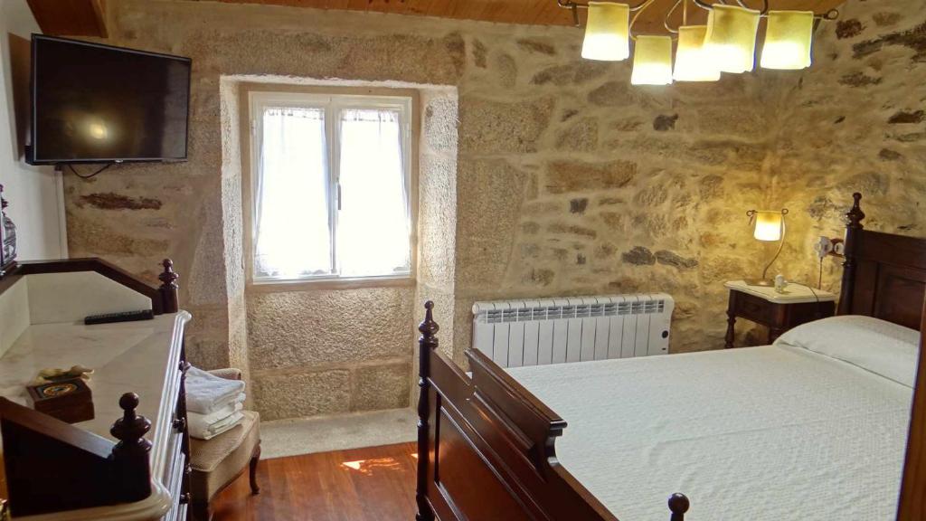 Postel nebo postele na pokoji v ubytování Casa Rural en Lira para 9 personas