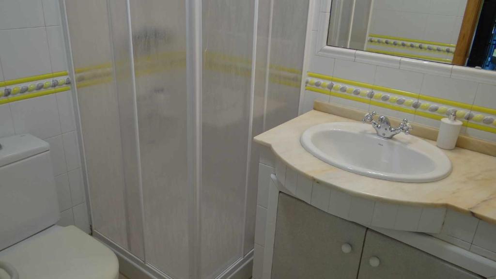 Koupelna v ubytování Casa Rural en Lira para 9 personas
