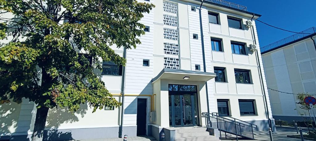 - un bâtiment blanc avec une porte devant dans l'établissement Apartament ultracentral lux, à Piteşti
