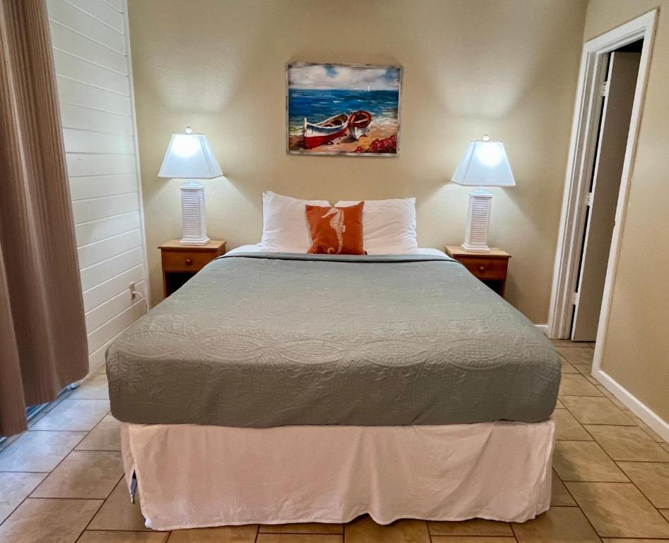 Postel nebo postele na pokoji v ubytování Cape Hatteras Motel