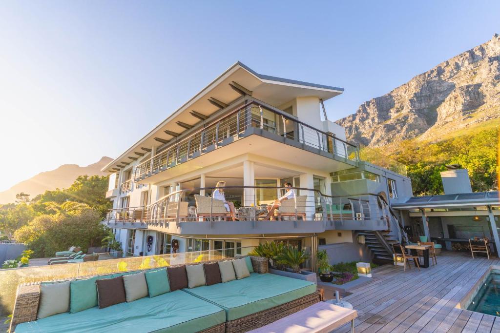 开普敦Atzaró Cape Town的带阳台和游泳池的大型房屋