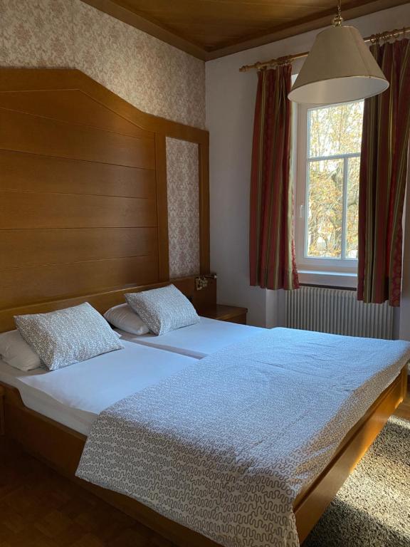 Postel nebo postele na pokoji v ubytování Vintage Castle "Schlosshof " Biker Hotel & B&B