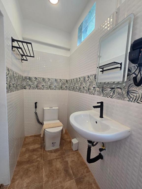 The Oasis Inn - Resim 16