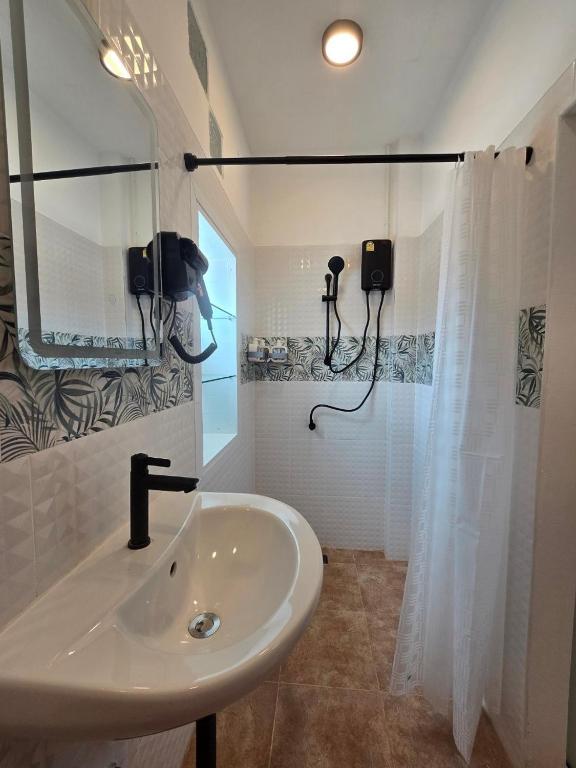 The Oasis Inn - Resim 15